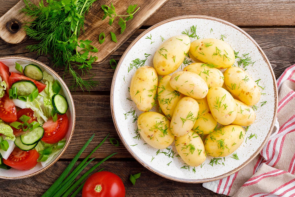 Gekookte Tiny Potatoes met verse kruiden